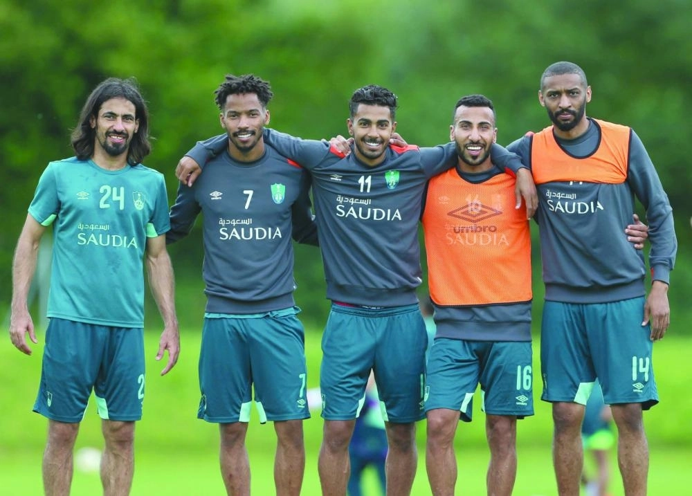 






حسين عبدالغني بجانب بعض زملائه في الأهلي             (إعلامي الأهلي)