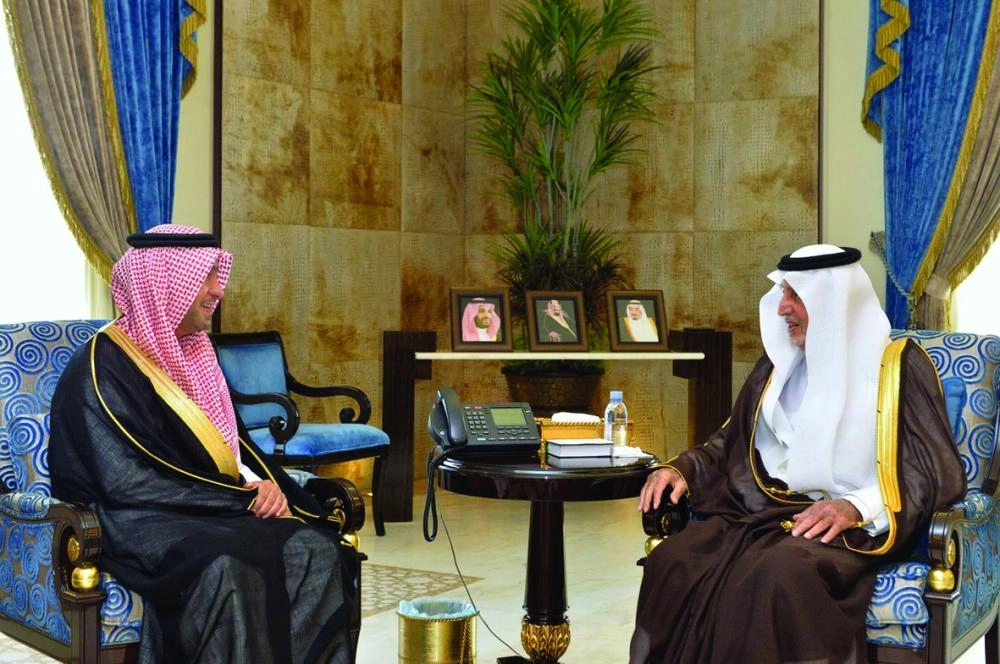 






خالد الفيصل لدى لقائه ماجد الحقيل