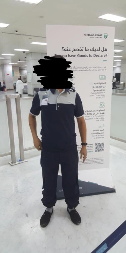 






الزي الذي اشتكى منه الموظفون