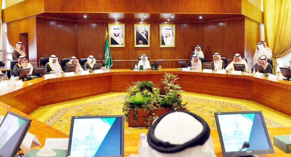 






خالد الفيصل لحظة تسلمه التقرير من فهد التخيفي