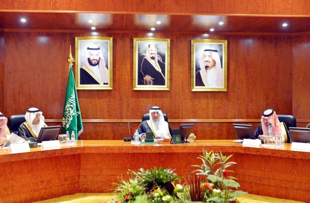 






أمير مكة خلال ترؤسه اجتماع لجنة الحج المركزية                                               (مكة)