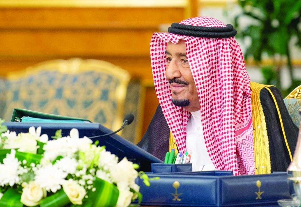 الملك سلمان لدى ترؤسه جلسة مجلس الوزراء في قصر السلام بجدة أمس (واس)