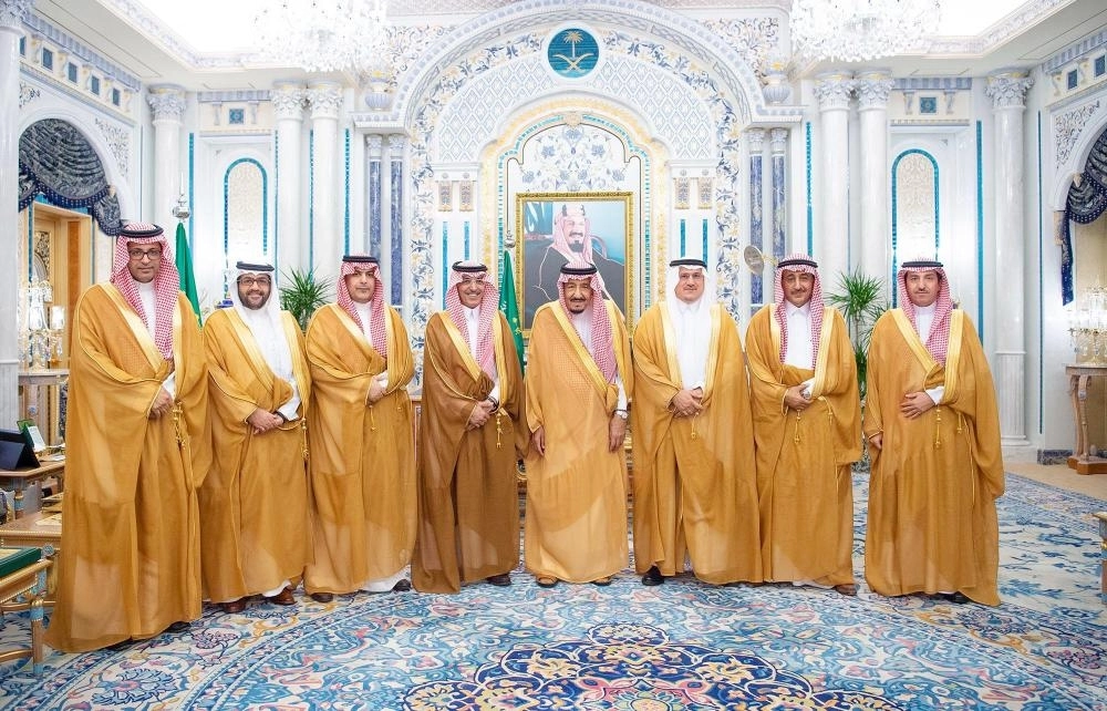 






خادم الحرمين متوسطا محمد الجدعان وأحمد الخليفي ووكلاء المحافظ