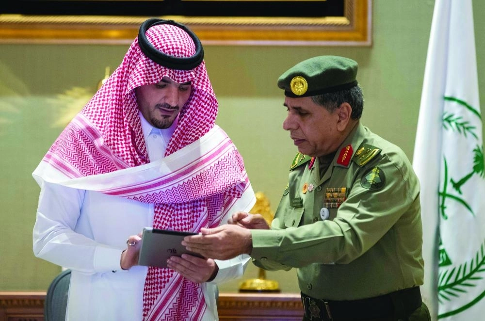 عبدالعزيز بن سعود خلال التدشين (مكة)