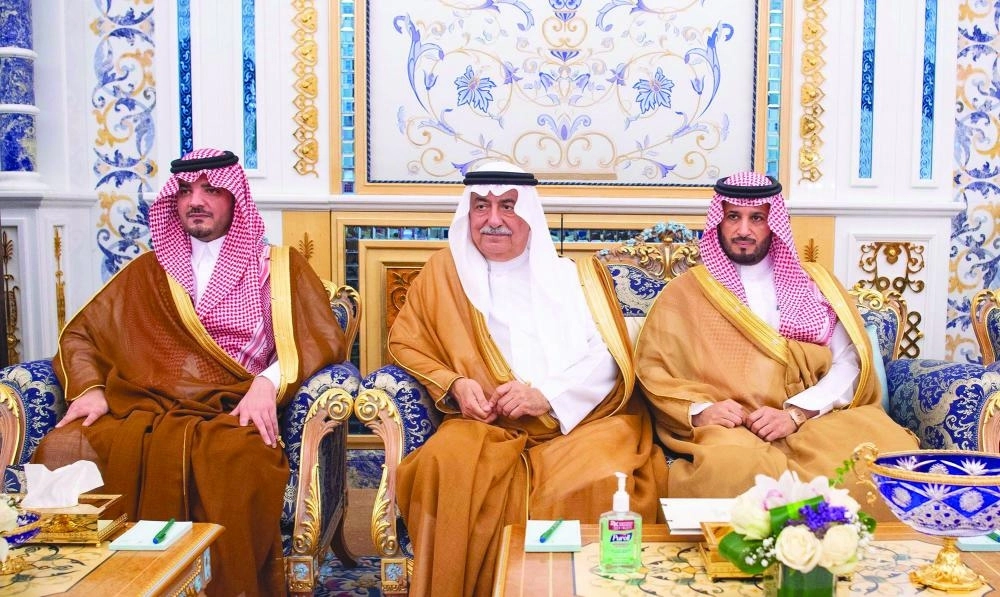 عبدالعزيز بن سعود وإبراهيم العساف وتميم السالم خلال اللقاء 