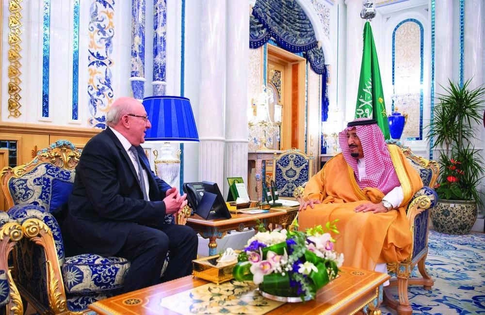 الملك سلمان لدى استقباله ناصر حمدي في قصر السلام بجدة أمس (واس)