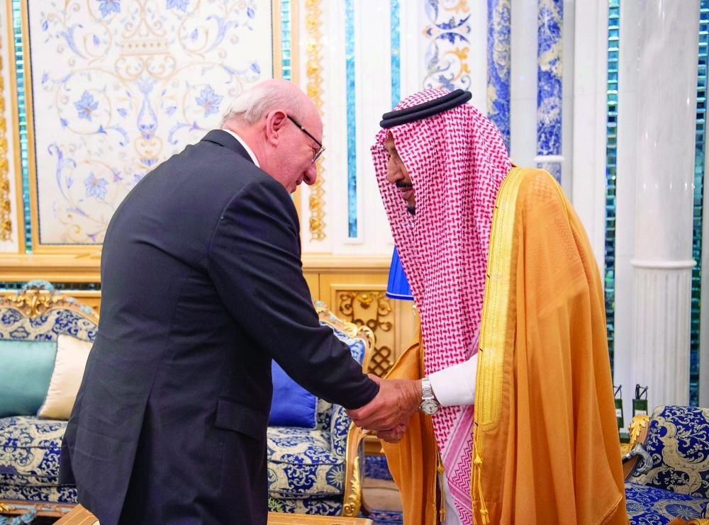 






الملك سلمان لدى استقباله ناصر حمدي في قصر السلام بجدة أمس          (واس) 