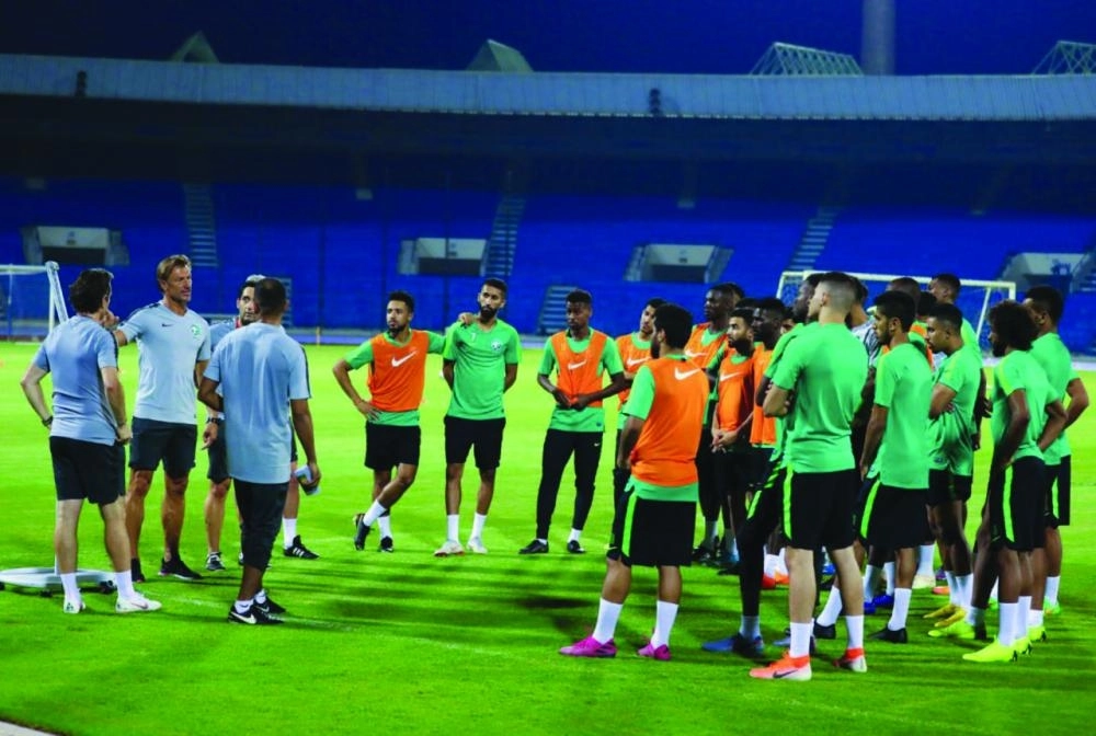 






هيرفي يقود أول تدريب للأخضر بالدمام                                                                        (إعلامي المنتخب)