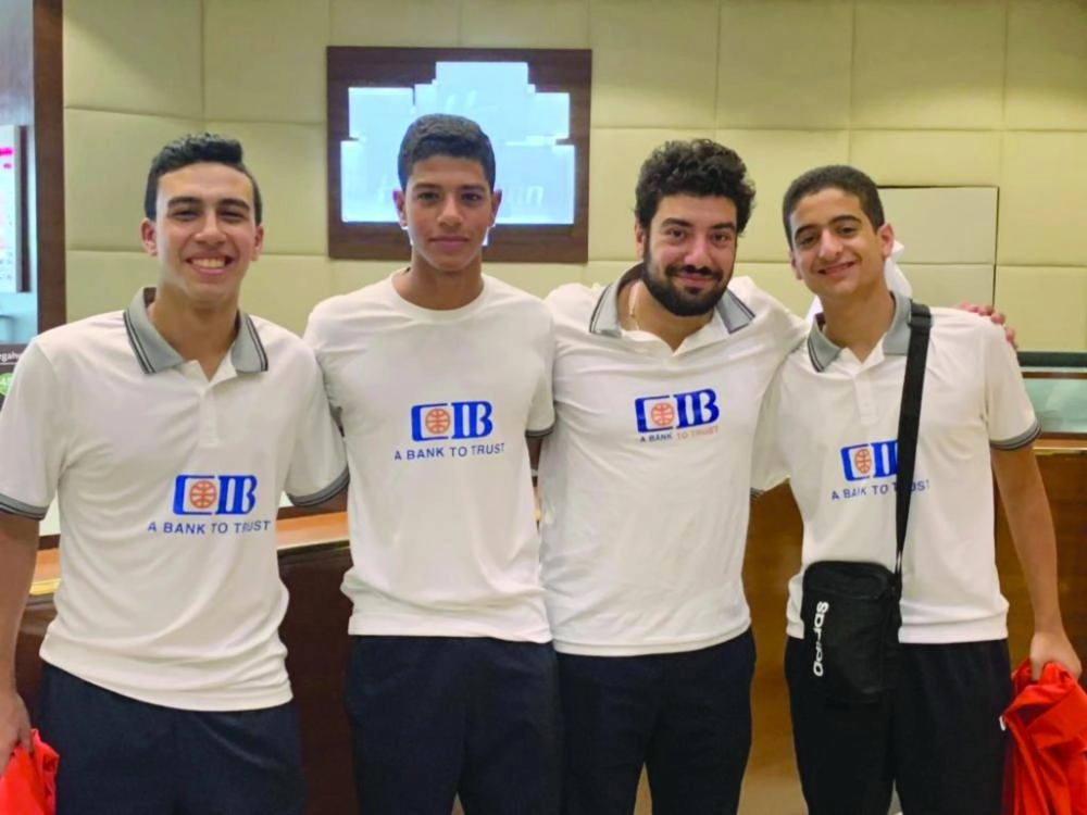 






أبطال مصر لدى وصولهم    (إعلامي الإسكواش)