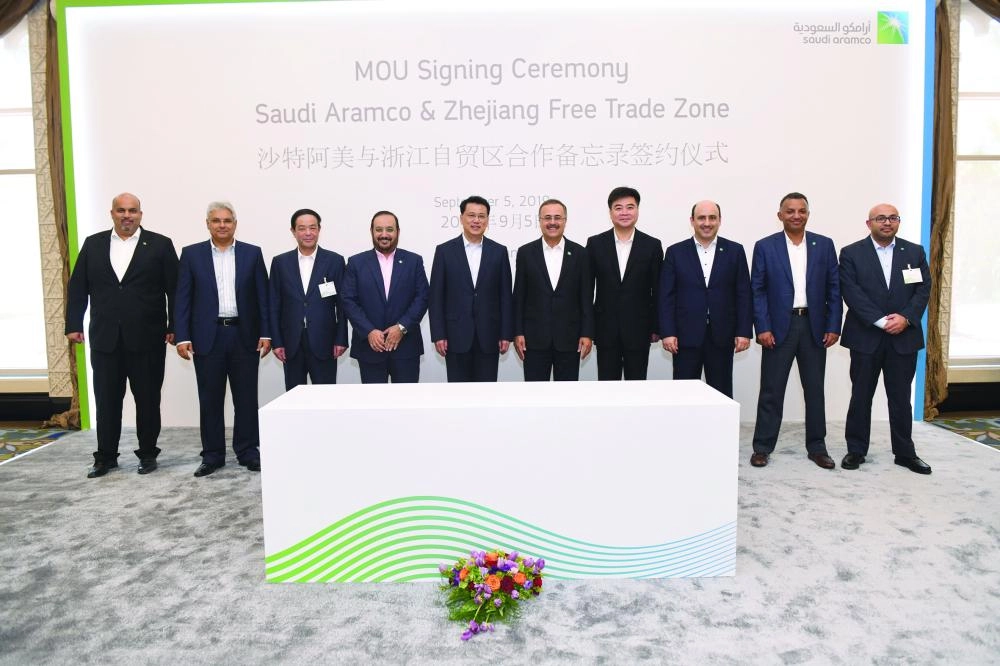 






رئيس أرامكو وحاكم مقاطعة تشجيانغ خلال حفل التوقيع                                             (أرامكو)