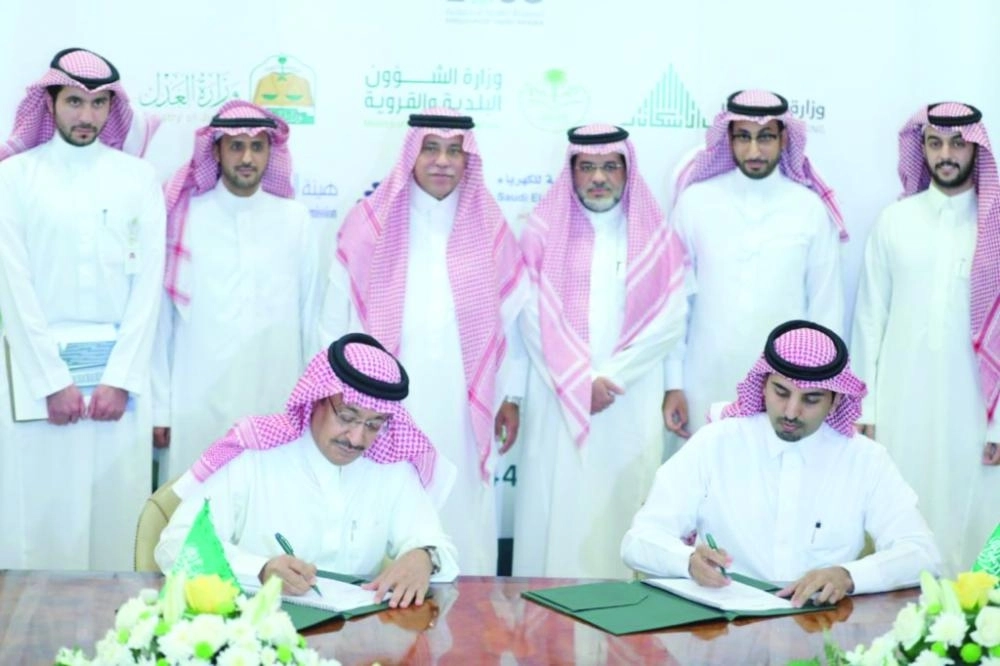 






من توقيع الاتفاقيات أمس                (مكة)