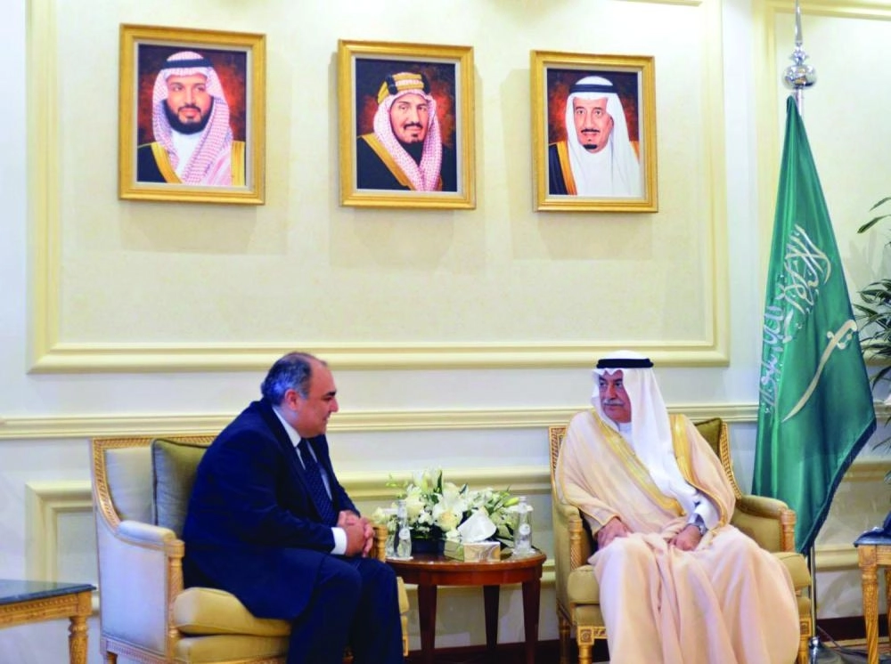 






 إبراهيم العساف لدى استقباله السفراء                            (واس)