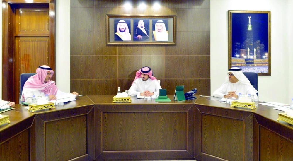 






بدر بن سلطان لدى ترؤسه الاجتماع                                  (مكة)