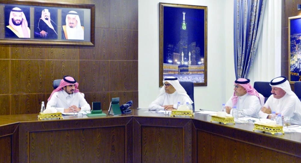 بدر بن سلطان مترئسا الاجتماع                                                                    (مكة)