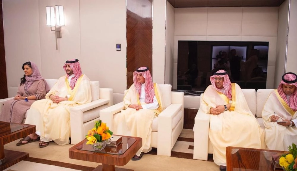 ولي العهد يستقبل عضوين بمجلس الشيوخ الأمريكي