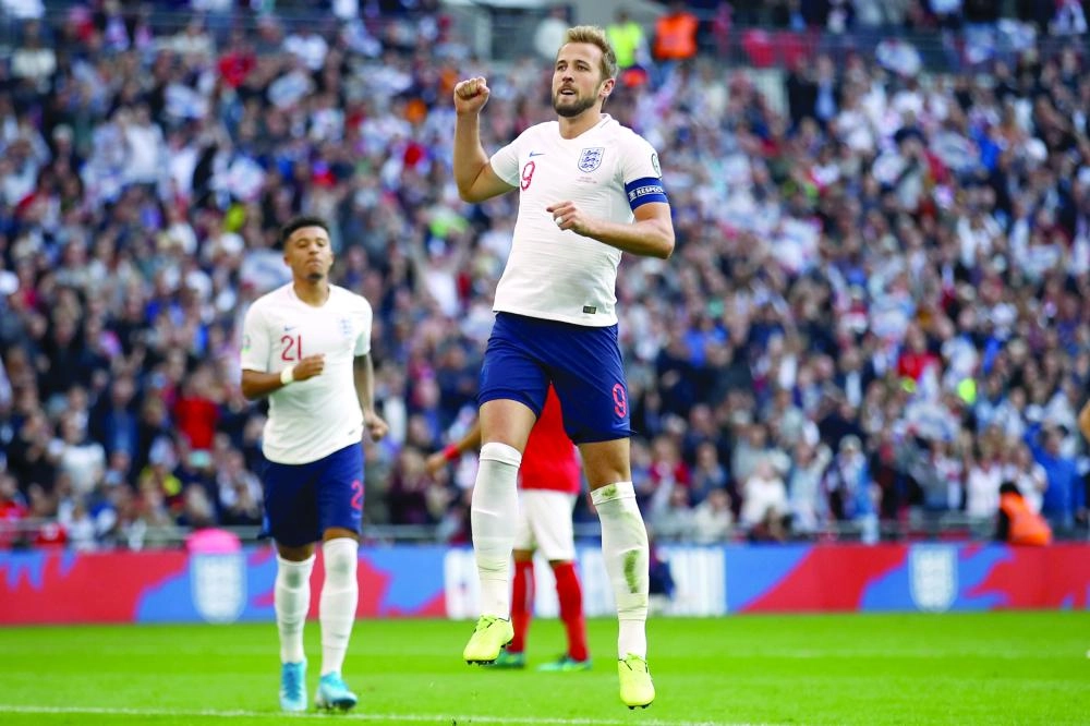 هاري كين محتفلا بأحد أهدافه الثلاثة في بلغاريا (د ب أ) 