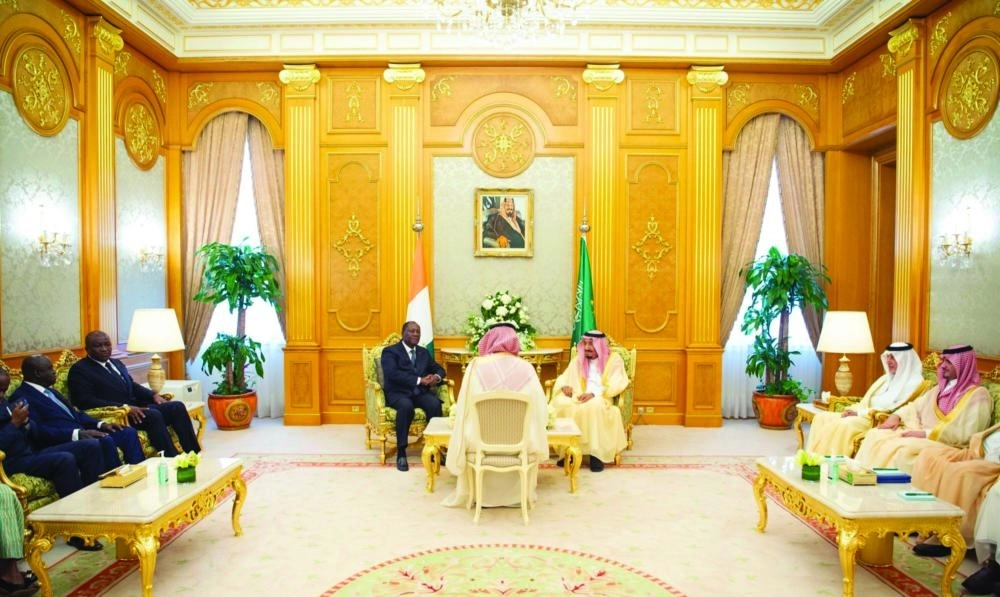 






الملك سلمان والحسن واتارا خلال جلسة المباحثات أمس                                                                                                                                                              (واس)
