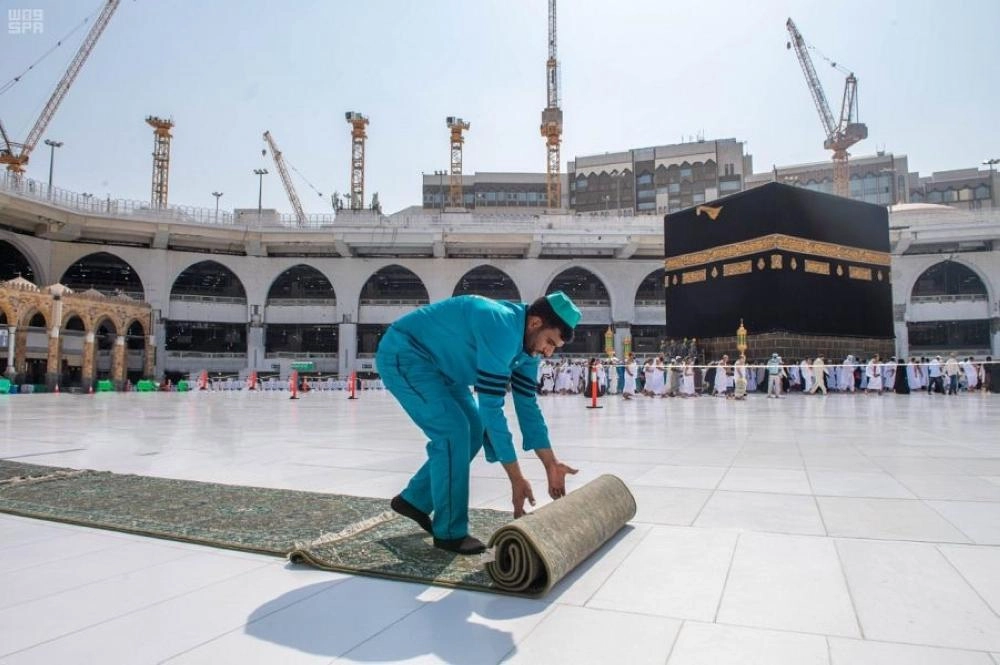 إعادة فرش صحن المطاف بأكثر من 1200 سجادة