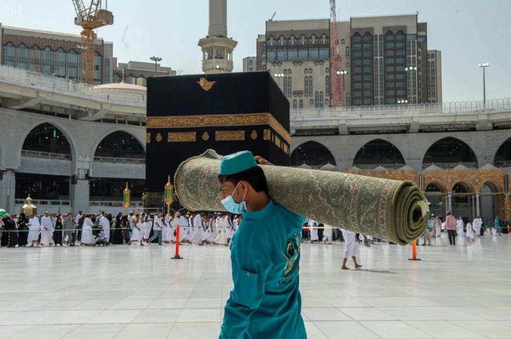 إعادة فرش صحن المطاف بأكثر من 1200 سجادة