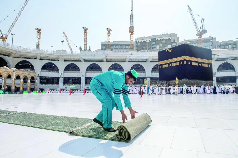 






إعادة فرش السجاد في صحن المطاف                                                                      (مكة)