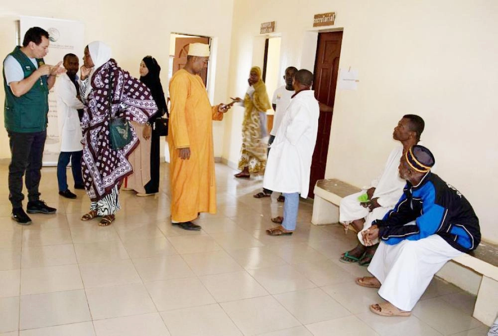 






عدد من المراجعين ينتظرون الكشف على يد الفريق الطبي السعودي                          (واس)