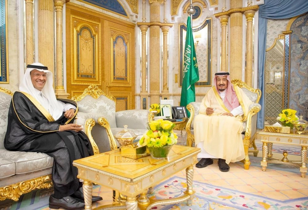 خادم الحرمين خلال أداء وزير الطاقة القسم في جدة أمس الأول (واس)