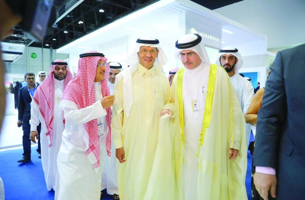 



وزير الطاقة خلال جولته في المعرض                       (واس)