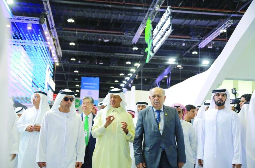 وزير الطاقة خلال جولته في المعرض  