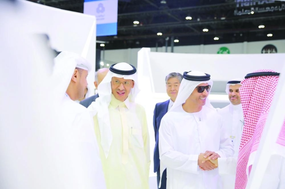 وزير الطاقة خلال جولته في المعرض  