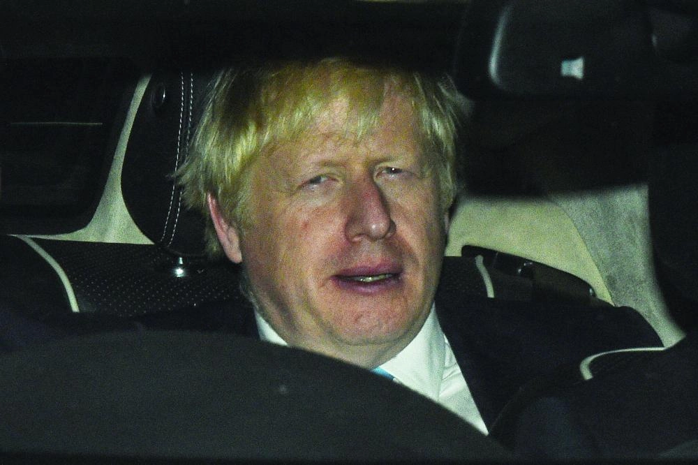 يوريس جونسون لدى خروجه من البرلمان (د ب أ)