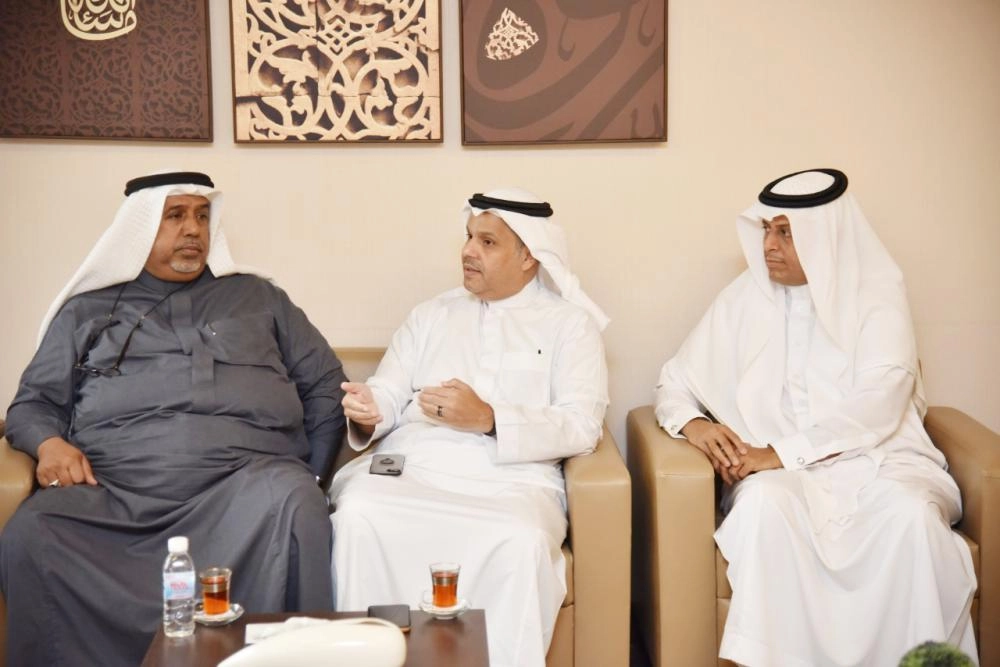 






موفق النويصر لدى لقائه إبراهيم البرديسي                                             (مكة) 