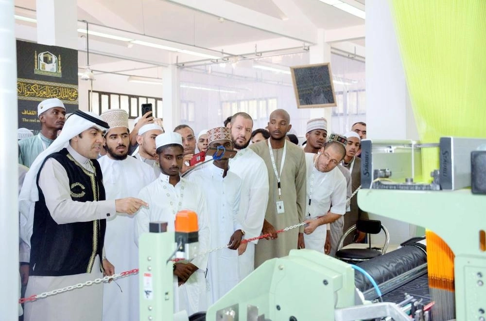 






من زيارة المشاركين في المسابقة لمجمع كسوة الكعبة المشرفة             (واس)