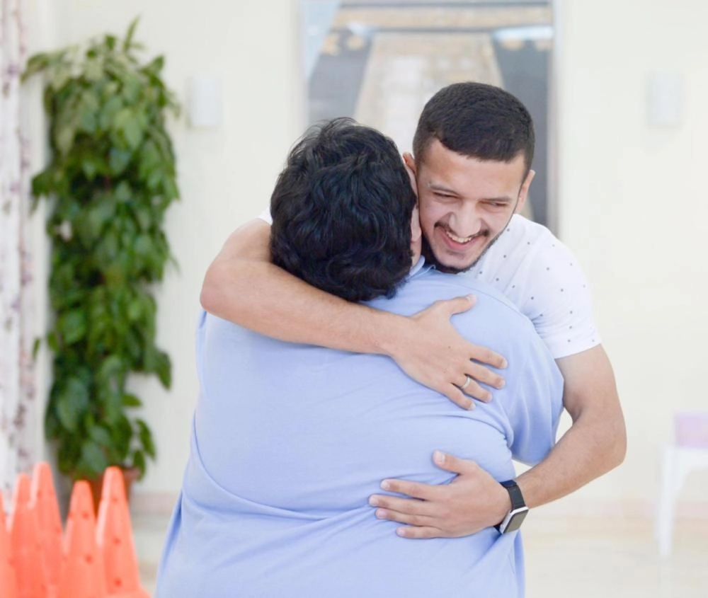 المالكي يحتضن أحد منسوبي الدار (مكة)