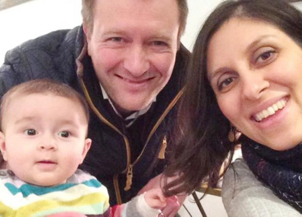 






نازنين زغاري أشهر الرهائن الذين تحتجزهم إيران، مع زوجها وابنها           (مكة)