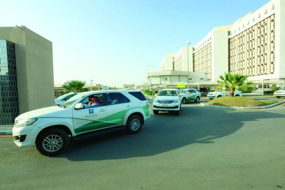 






مركبات الفرق التفتيشية أثناء مغادرتها مقر وزارة التجارة                                              (مكة)