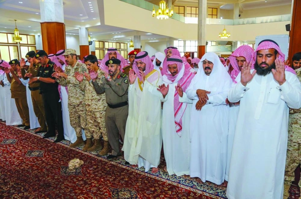 فيصل بن فهد خلال الصلاة على الشهيد (واس)