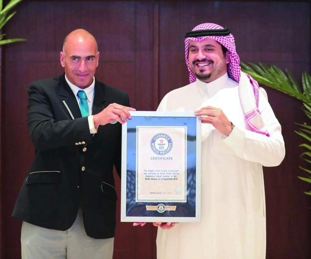 






فهد بن جلوي متسلما الشهادة  (مكة)