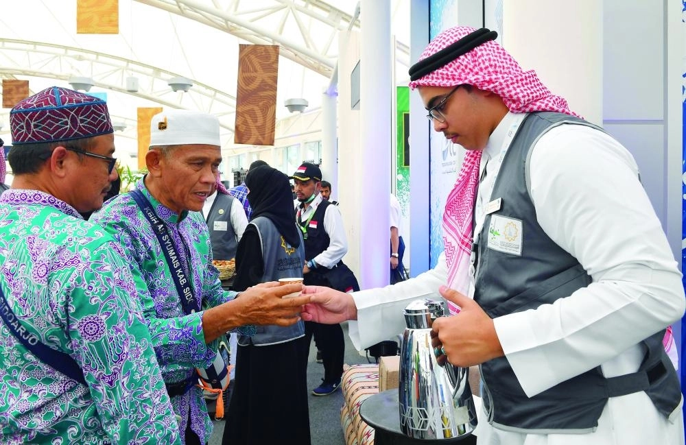 



من وداع آخر فوج بمطار المدينة أمس                                     (مكة)