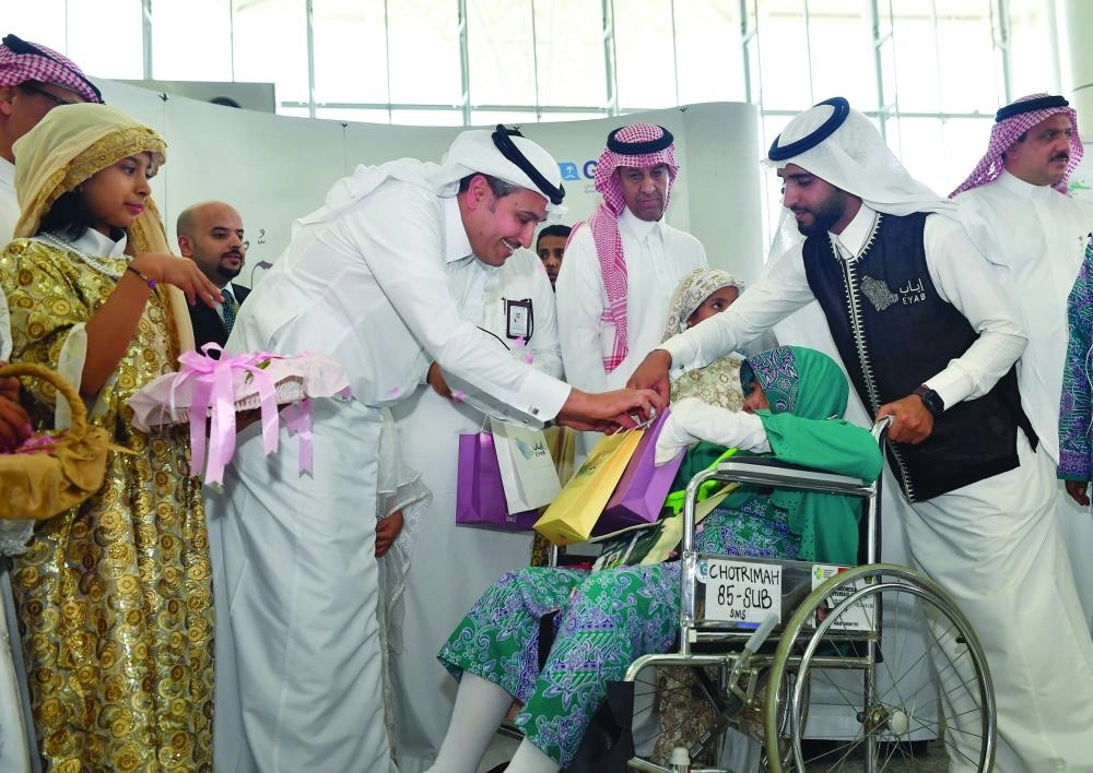 من وداع آخر فوج بمطار المدينة أمس                                                           (مكة)