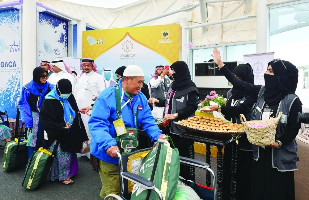 من وداع آخر فوج بمطار المدينة أمس                                                            (مكة)           