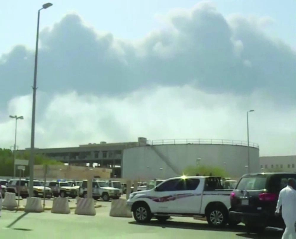 






دخان في أحد المعامل جراء العمل الإرهابي                (العربية)