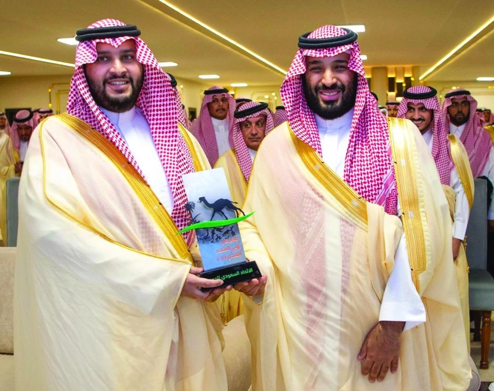 






ولي العهد يسلم تركي بن محمد الجائزة