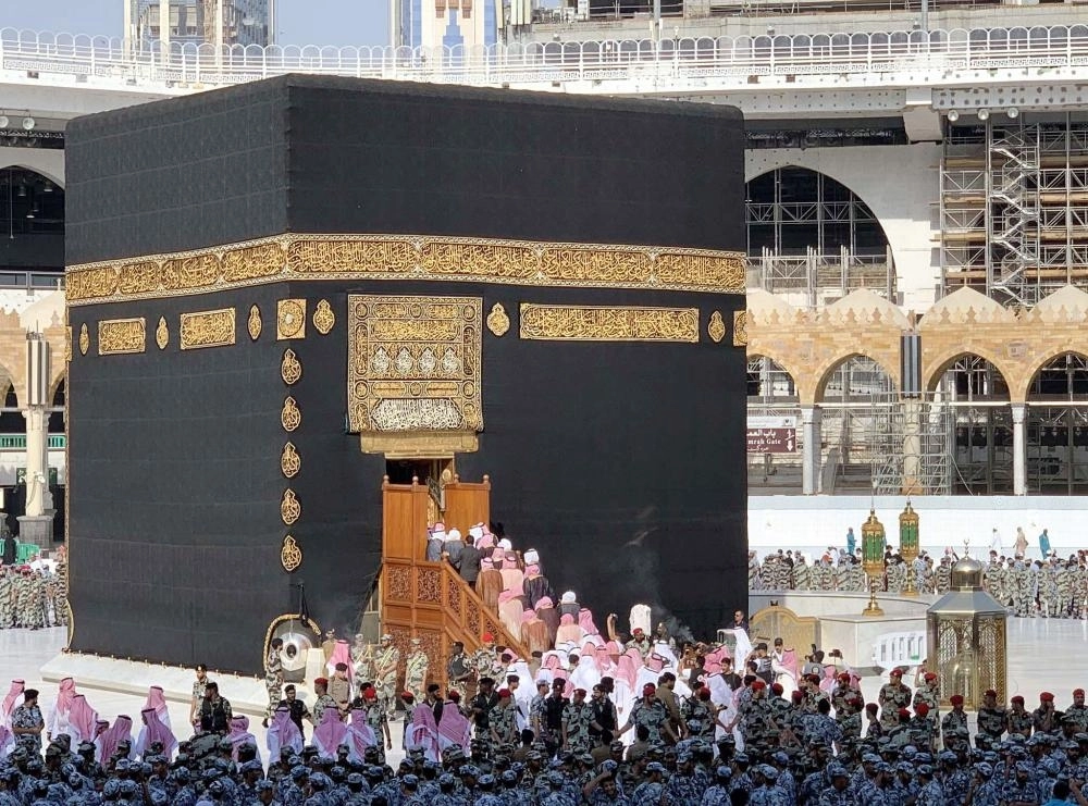 






خالد الفيصل خلال غسل الكعبة المشرفة أمس                                                                (مكة)