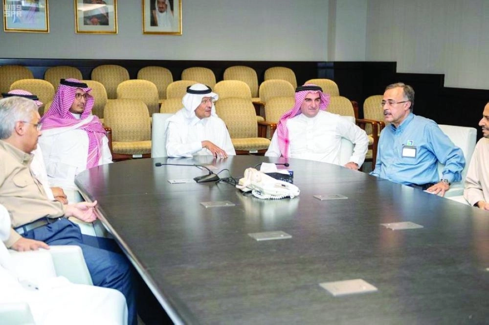 






.. ومجتمعا بقيادات أرامكو