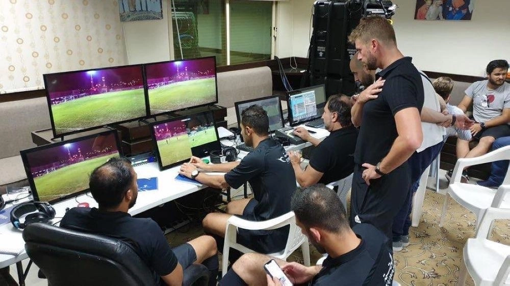 حكام في غرفة تقنية الفيديو (مكة)