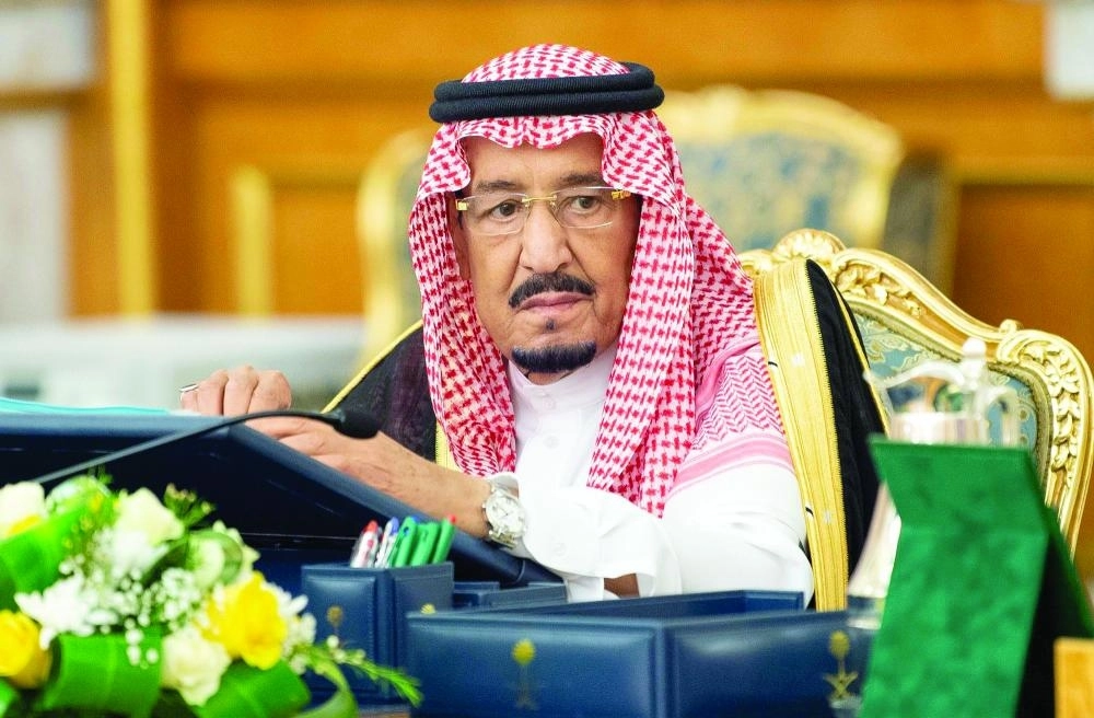 الملك سلمان لدى ترؤسه جلسة مجلس الوزراء التي عقدت في قصر السلام في جدة أمس (واس) 