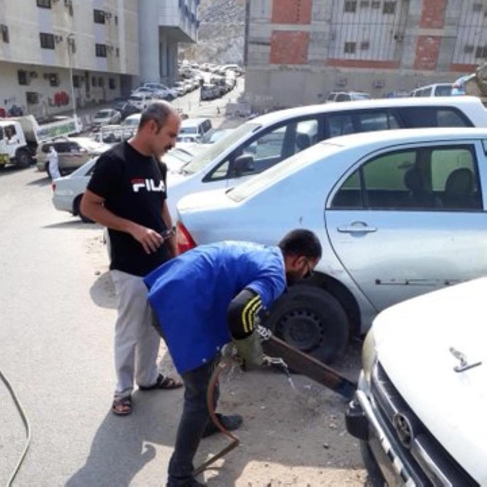 من إزالة الحواجز الحديدية         (مكة)