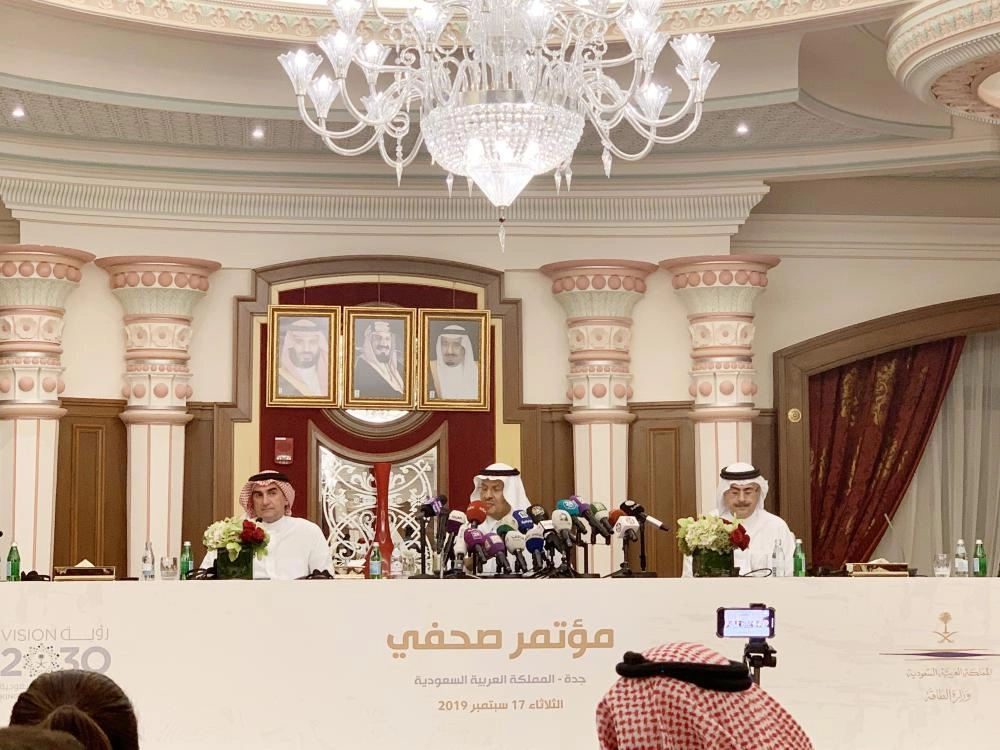 






 عبدالعزيز بن سلمان وياسر الرميان وأمين الناصر خلال المؤتمر الصحفي بجدة أمس