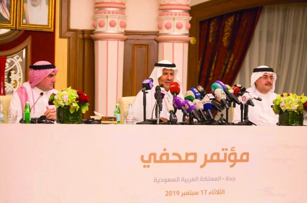 الأمير عبدالعزيز بن سلمان خلال المؤتمر (مكة) 