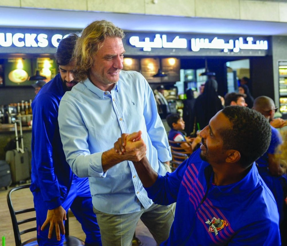 






لاعبو الفريق يرحبون بكارينيو                    (مكة)